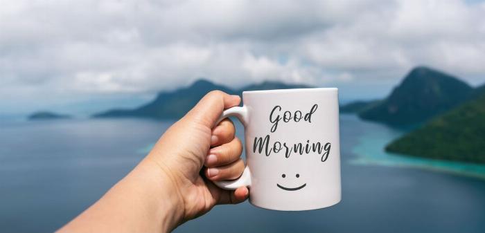 Một người phụ nữ đang chạy bộ nhẹ nhàng trong công viên vào buổi sáng, trông cô ấy tràn đầy năng lượng và thoải mái dù đang trong kỳ kinh nguyệt.