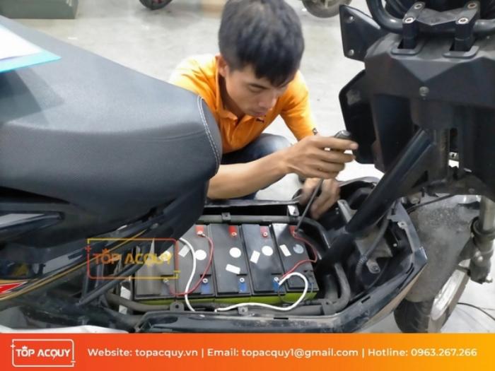 Kiểm tra kết nối ắc quy xe đạp điện