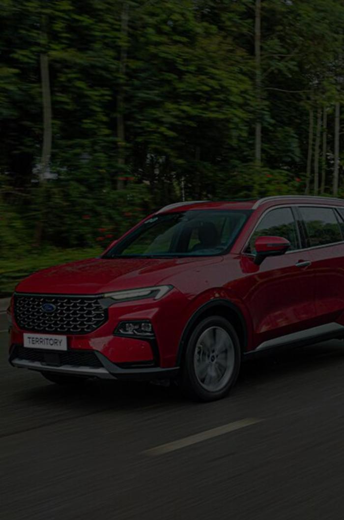 Người lái xe đạp điện di chuyển cẩn thận, giảm tốc độ trên đường ướt