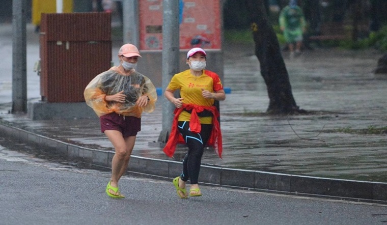 Mặc Áo Mưa Tập Thể Dục: Lợi Ích Bất Ngờ và Lưu Ý Quan Trọng