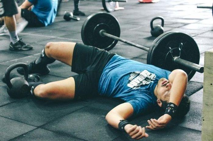 Người đang tập tạ trong phòng gym