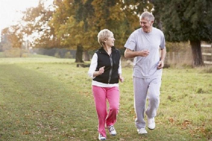 Người cao tuổi tập thể dục với tạ tay nhẹ, cải thiện sức khỏe tim mạch và xương khớp