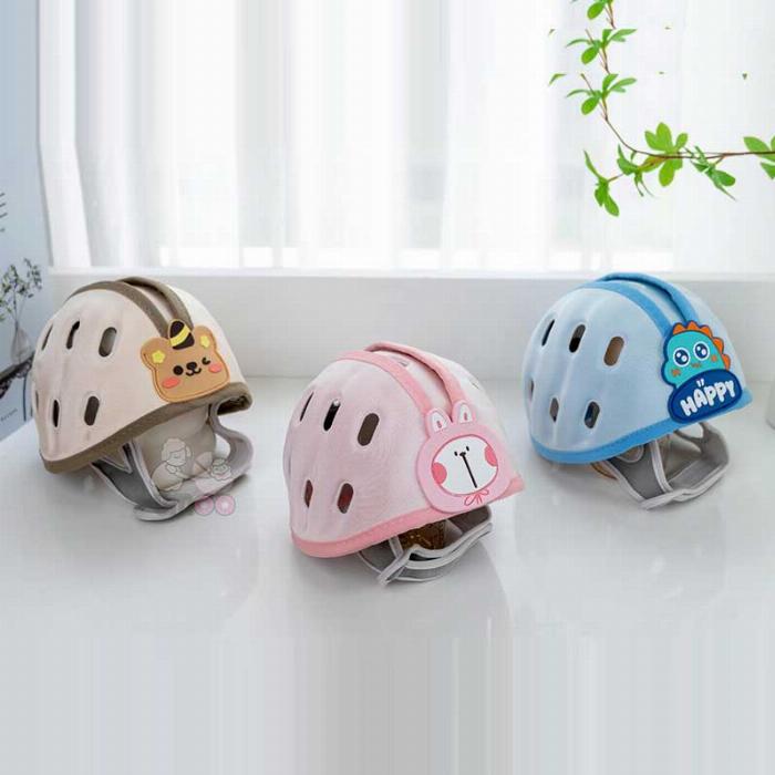 Trẻ em chơi đùa với xe đạp, đội mũ bảo hiểm an toàn