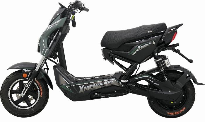 Hình ảnh một chiếc xe đạp điện Xmen màu đỏ đen cá tính đang di chuyển trên đường phố hiện đại