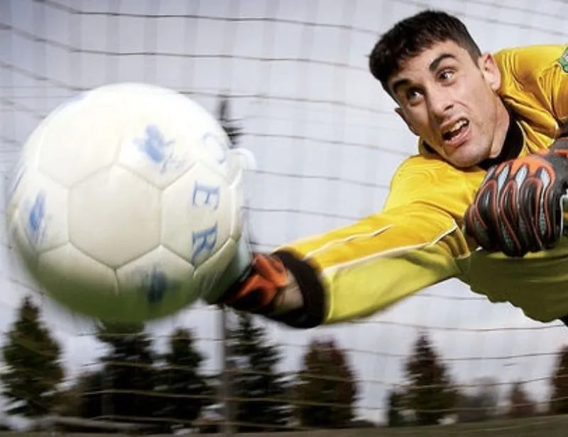 Thủ môn cần phản xạ nhanh và kỹ thuật bắt bóng chuẩn