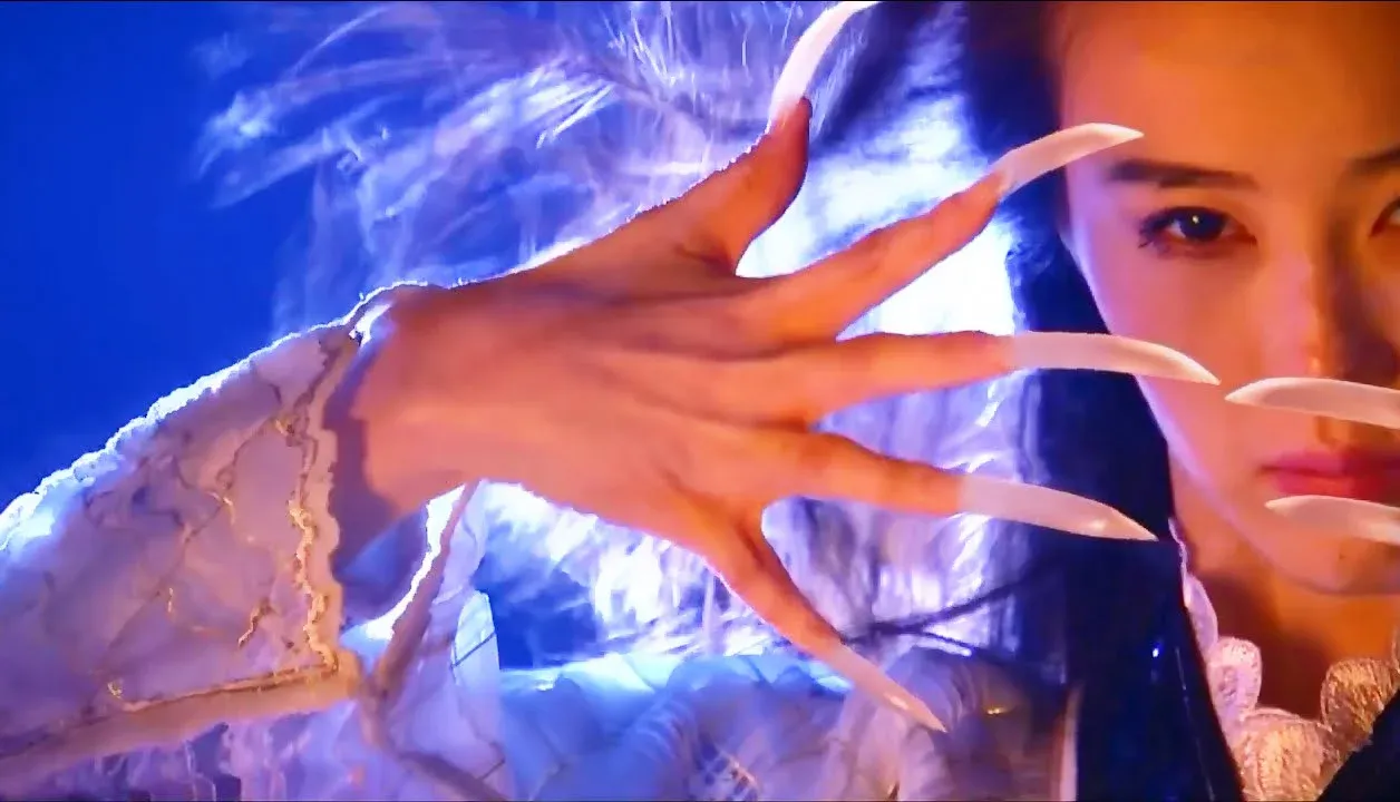 Chu Chỉ Nhược là đệ tử của phái Nga Mi đã luyện thành công Cửu Âm bạch cốt trảo.