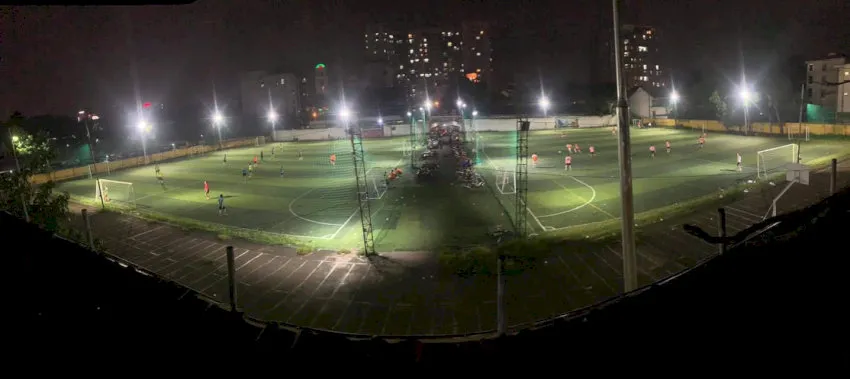 2 sân tennis đạt chuẩn thi đấu, nằm trong cùng khuôn viên