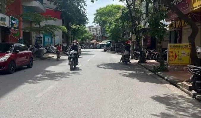 Cơ sở hạ tầng giao thông hiện đại xung quanh khu vực sân bóng La Thành 93 Hoàng Văn Thái.