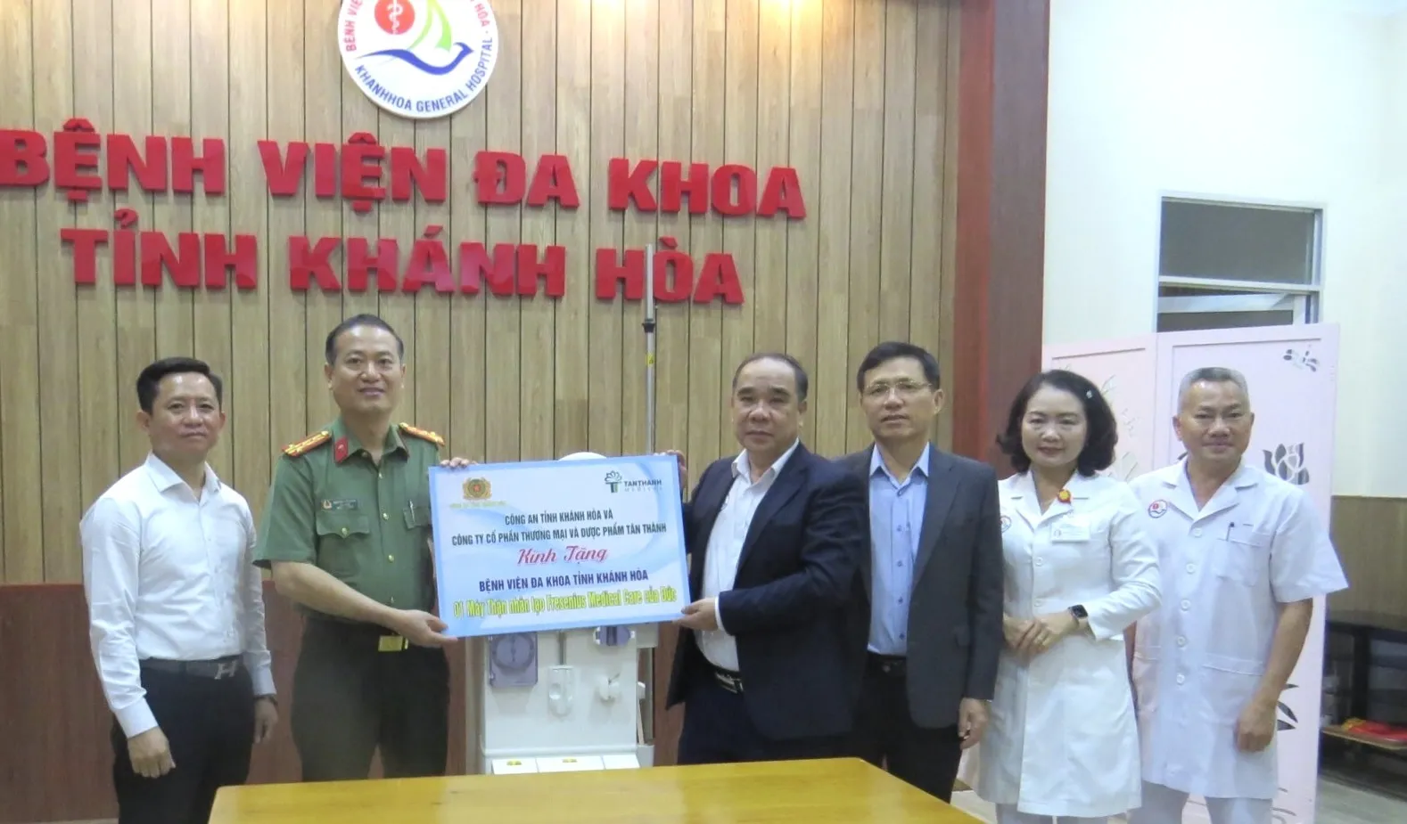 Bệnh viện Đa khoa tỉnh Khánh Hòa tiếp nhận máy chạy thận nhân tạo trị giá 370 triệu đồng