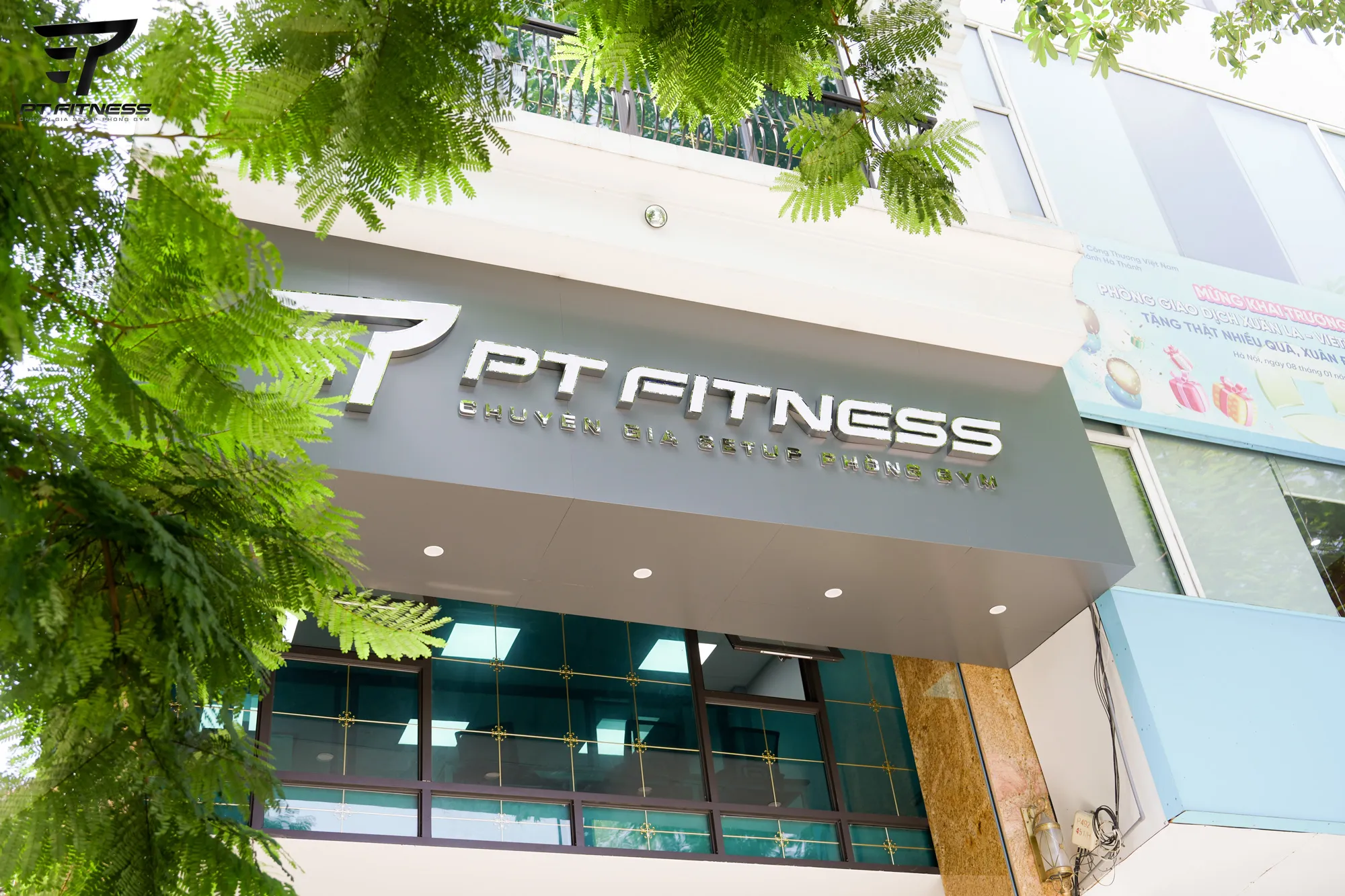 Hình ảnh văn phòng showroom mới 499 lạc long quân