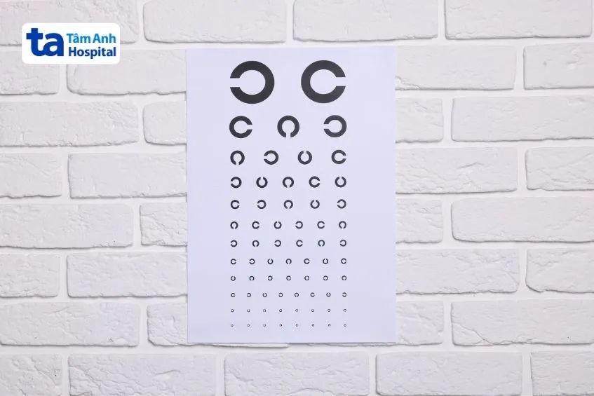 Bảng vòng hở Landolt C hỗ trợ kiểm tra thị lực cho người không biết chữ.