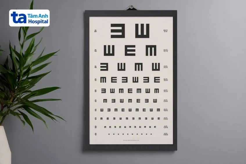 Sử dụng bảng chữ cái khám sức khỏe Tumbling E cho các bài kiểm tra thị lực sơ bộ.
