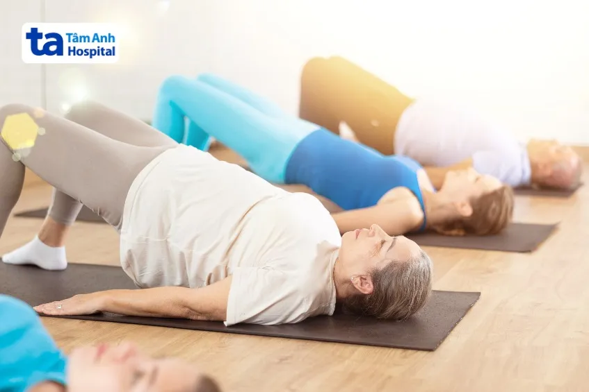 bệnh nhân tập bài tập bắc cầu