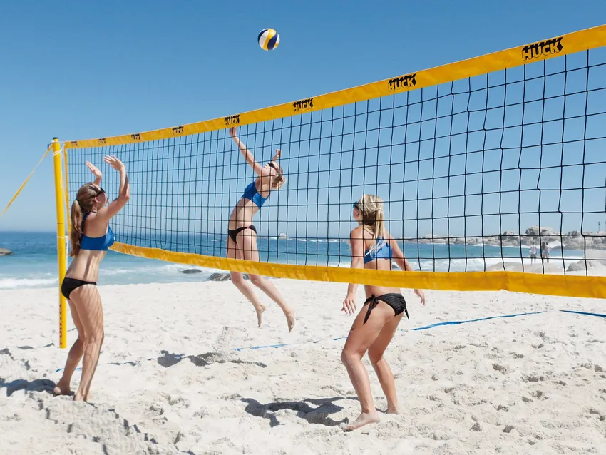 Sân bóng chuyền bãi biển có diện tích 128m², được thiết kế cho thi đấu 2 người mỗi đội