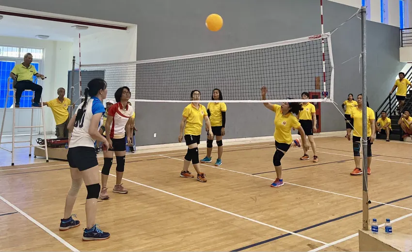 Sân bóng chuyền hơi có diện tích 72m², nhỏ hơn đáng kể so với sân trong nhà