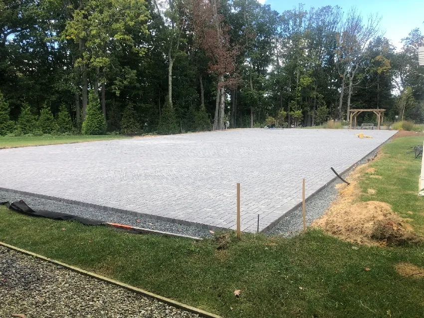 Chọn một khoảng sân phẳng và rộng