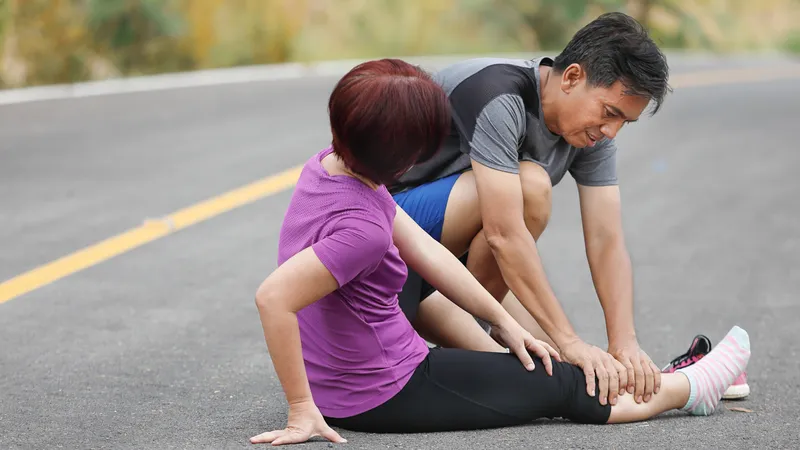 Xoa bóp nhẹ nhàng vùng cơ bị căng cơ bằng tay