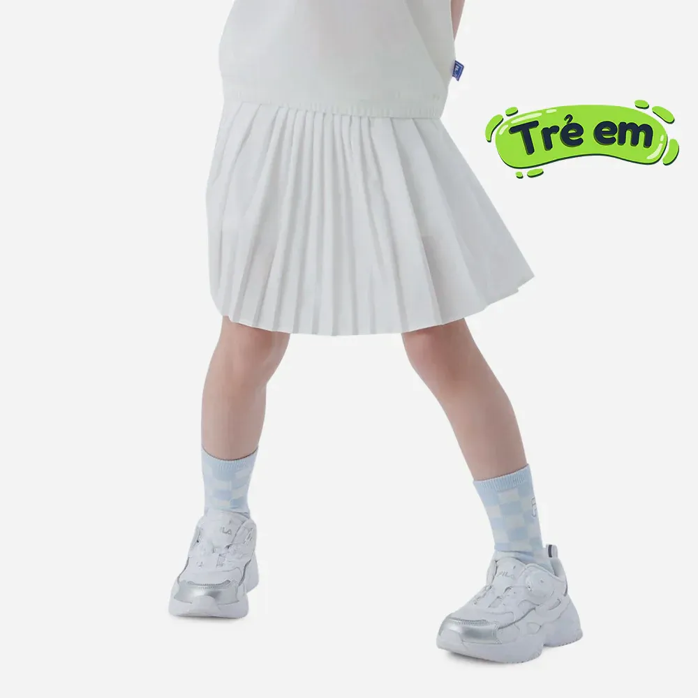 Giày thể thao trẻ em phối với chân váy