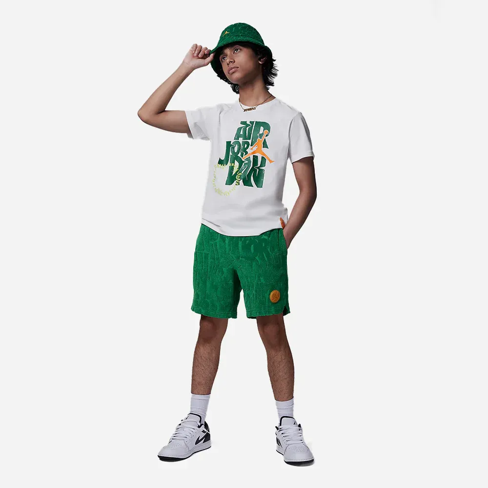 Giày thể thao trẻ em phối với áo thun và quần ngắn thời trang