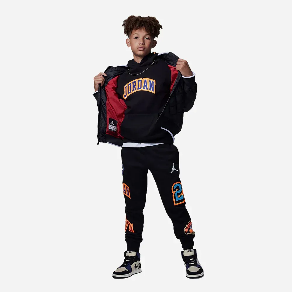 Giày thể thao trẻ em phối với áo hoodie và quần jogger