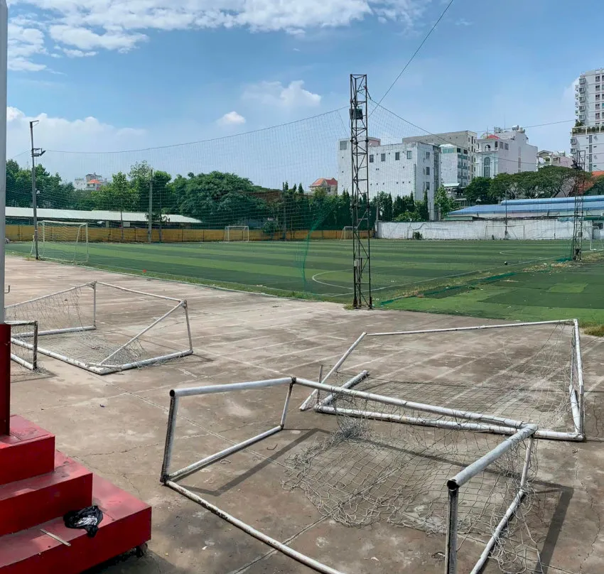 Cột đèn hơi thấp và ánh sáng tập trung chưa đều