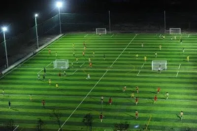 Cột đèn sân bóng chuyền có nhiều ưu điểm vận hành