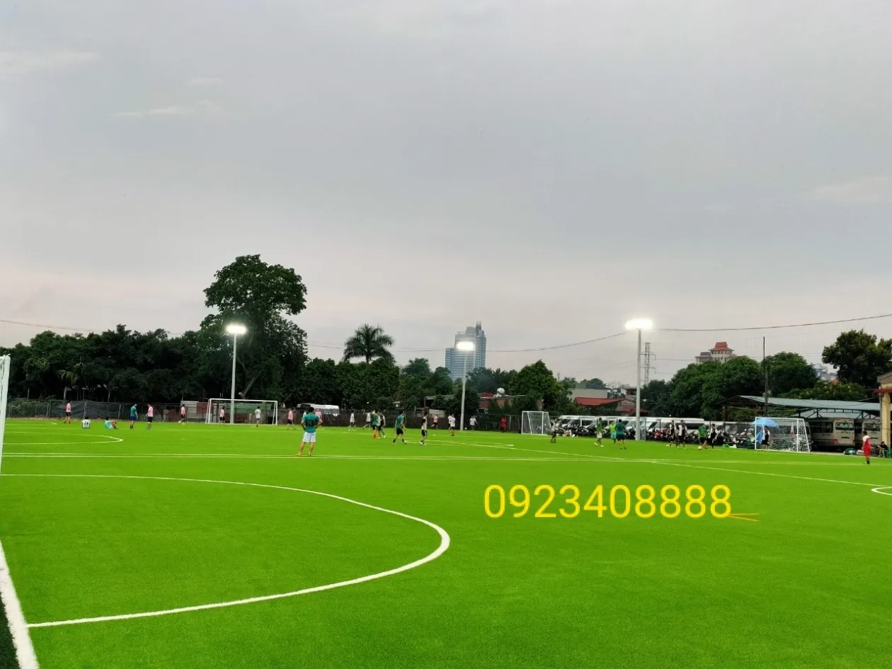Hoàn thiện sân bóng nhân tạo Đông Đô tại An Dương Tây Hồ