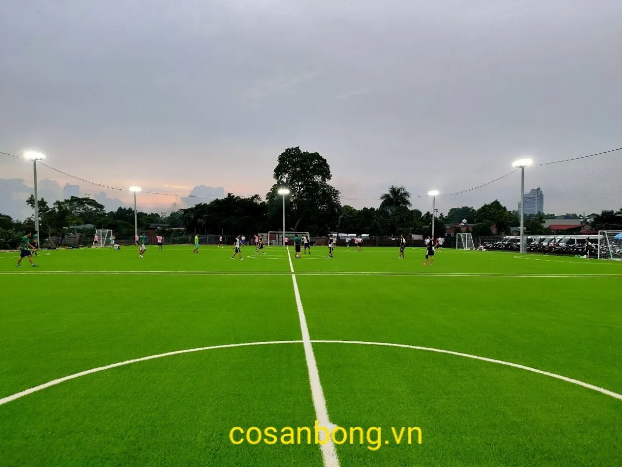 Hoàn thiện sân bóng nhân tạo Đông Đô tại An Dương Tây Hồ