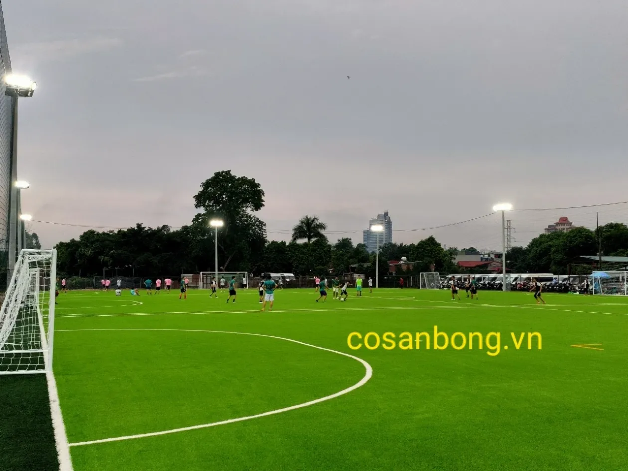 Hoàn thiện sân bóng nhân tạo Đông Đô tại An Dương Tây Hồ