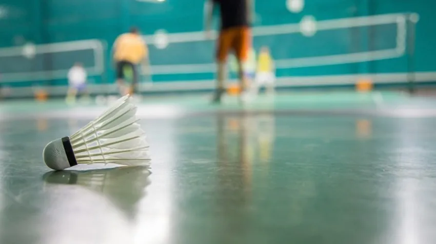 Để phát cầu tốt, bạn nên lựa chọn các dụng cụ chơi cầu lông phù hợp và có chất lượng tốt (Internet)