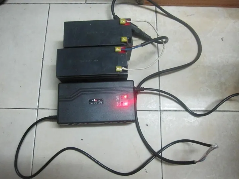 Đèn báo tín hiệu màu đỏ khi bình ắc quy chưa đầy