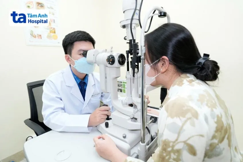 Quy trình đo khúc xạ bằng máy hiện đại kết hợp bảng chữ cái khám sức khỏe.