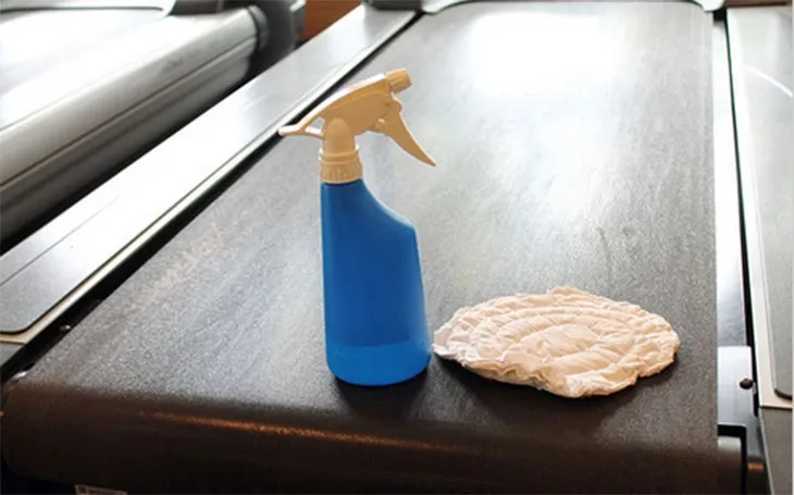 Kiểm tra, vệ sinh máy thường xuyên bằng khăn sạch và tra dầu bôi trơn theo đúng định kỳ để giúp nâng cao tuổi thọ cho máy