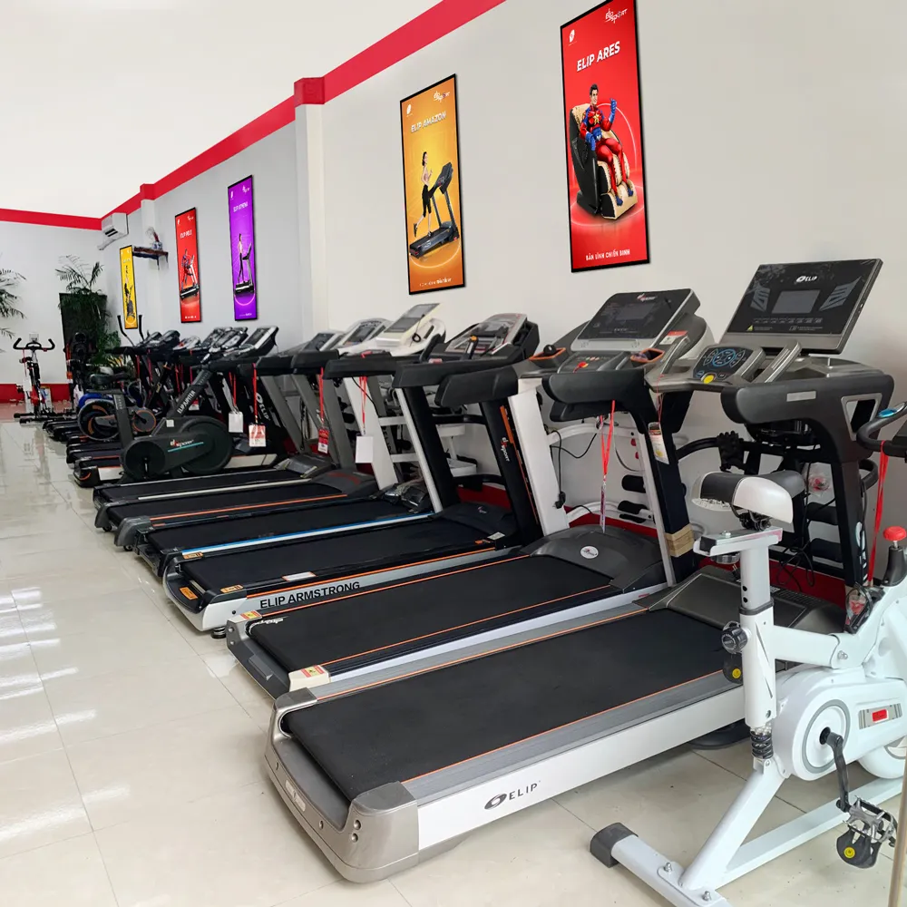 Nhân viên Elipsport đang tư vấn khách hàng về máy chạy bộ