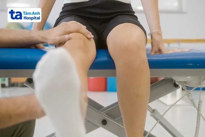 gập hàng và duỗi gối hỗ trợ phục hồi sau tai biến