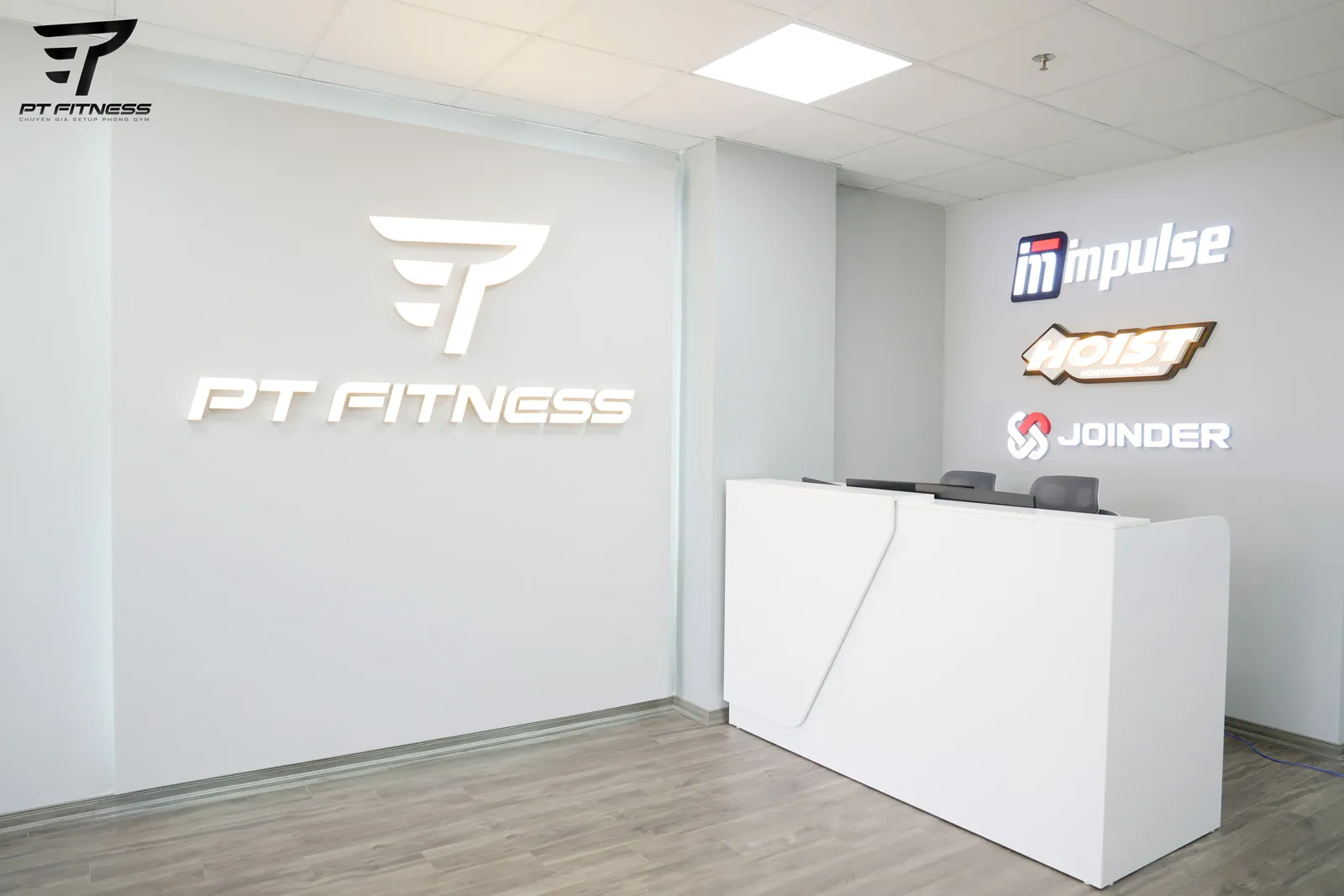 Hình ảnh văn phòng showroom mới 499 lạc long quân