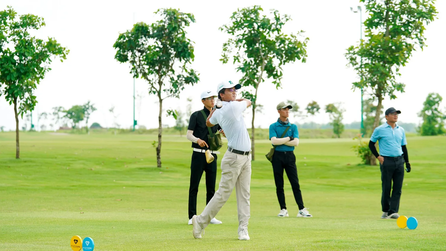 Golf giúp người chơi nâng cao khả năng tập trung, sự điềm tĩnh và sức mạnh tinh thần để xử lý tình huống, vượt qua khủng hoảng một cách sáng suốt.