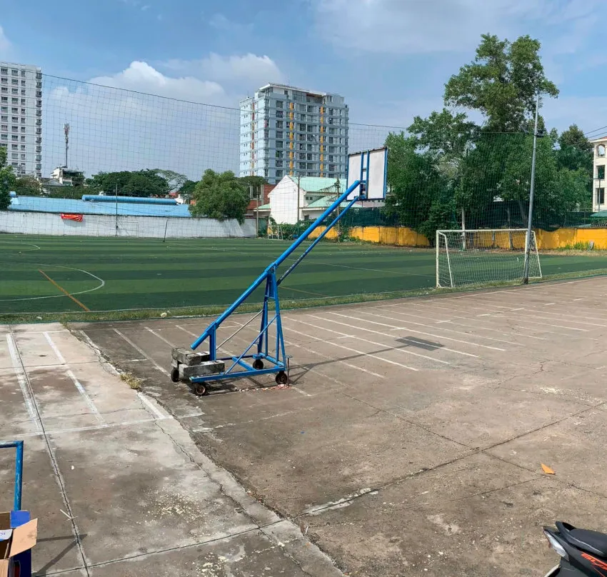 Khoảng cách từ sân đến tường khá gần ở một số khu