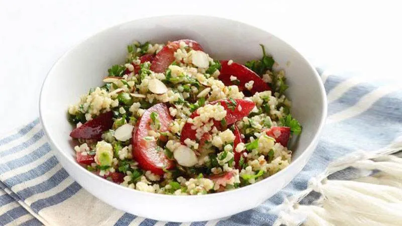 Salad mận với rau xanh