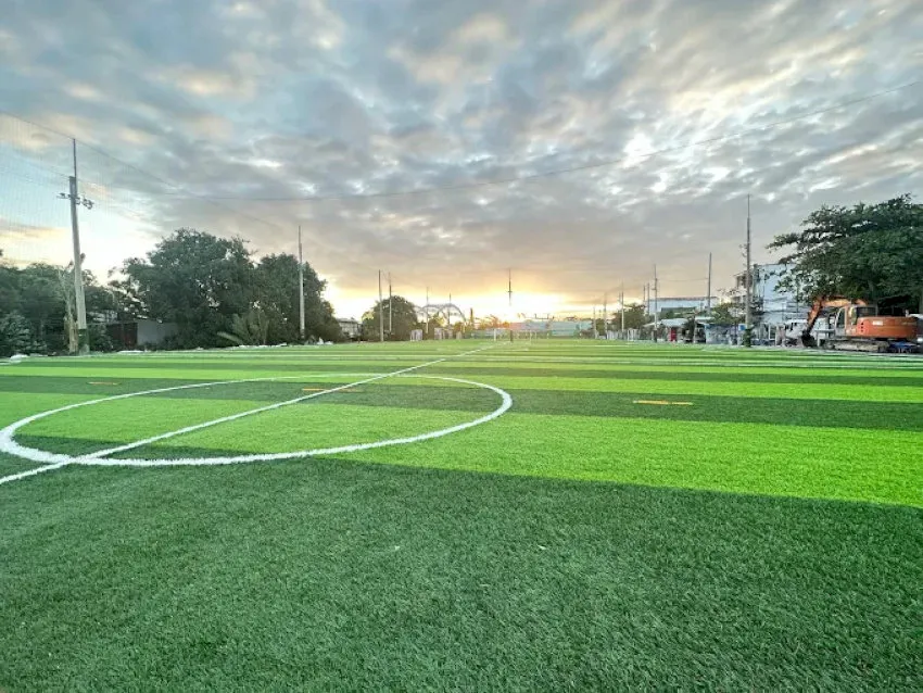 Mặt sân bóng đẹp, được nâng cấp thường xuyên giúp thu hút khách hàng trải nghiệm - Nguồn: Internet
