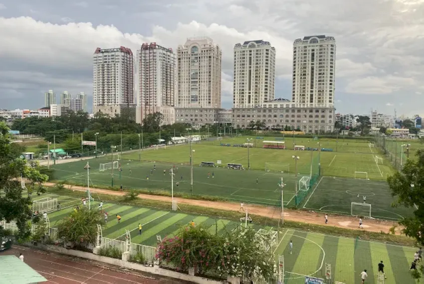 Mặt sân rộng rãi với tầm nhìn đẹp - Nguồn: Internet