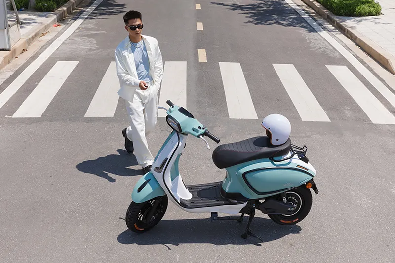 Người ngồi trên xe điện cần đội mũ bảo hiểm theo quy định của pháp luật để đảm bảo an toàn