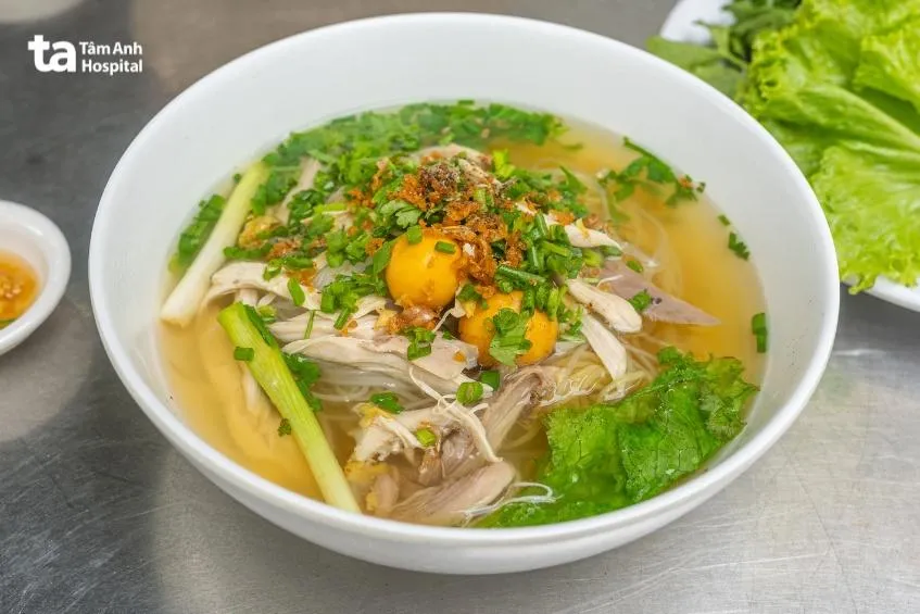 phở ít bánh và ức gà phù hợp cho bữa sáng