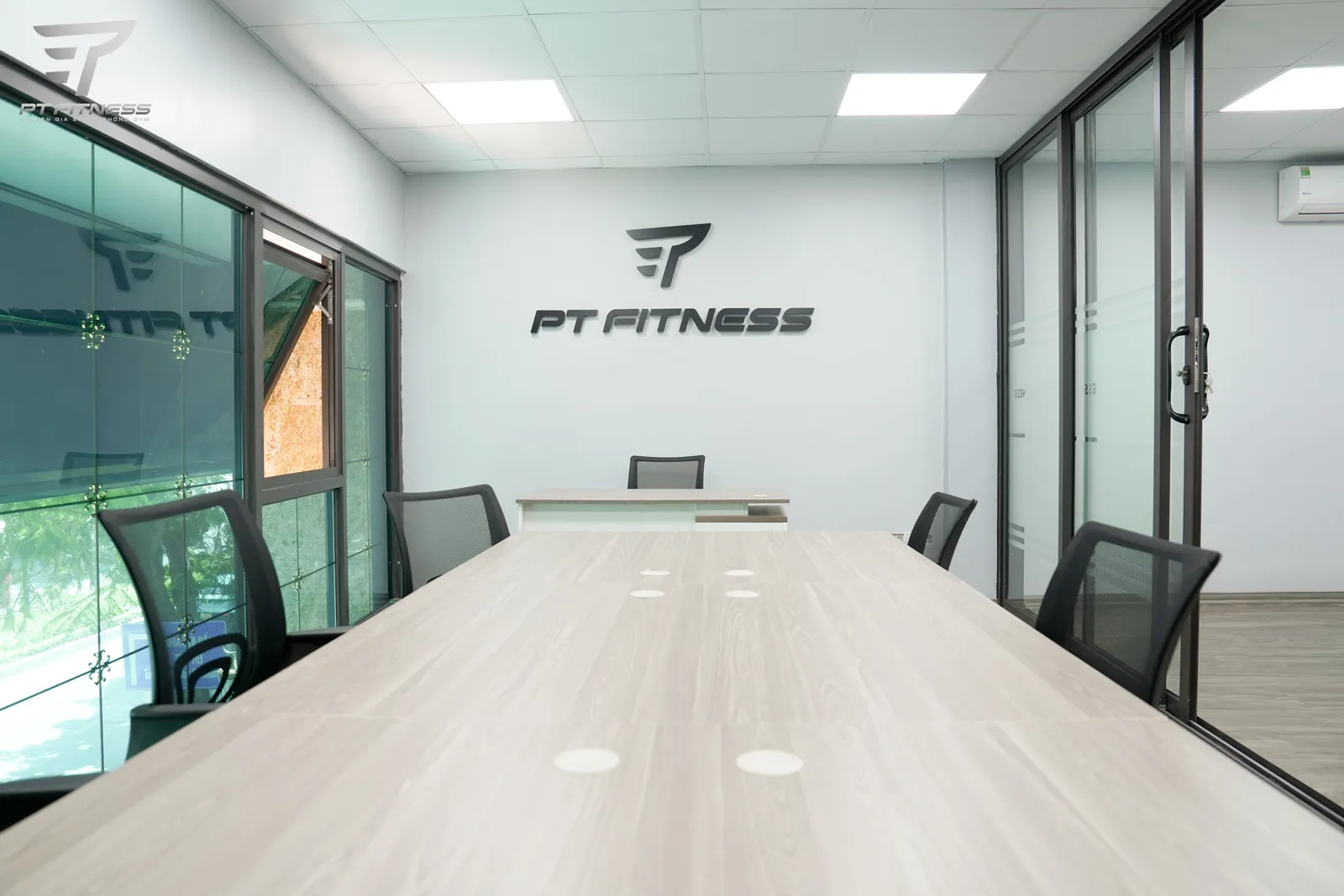 Hình ảnh văn phòng showroom mới 499 lạc long quân