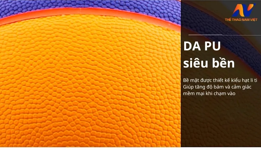 Cận cảnh bề mặt gai sần của quả bóng rổ da PU cao cấp