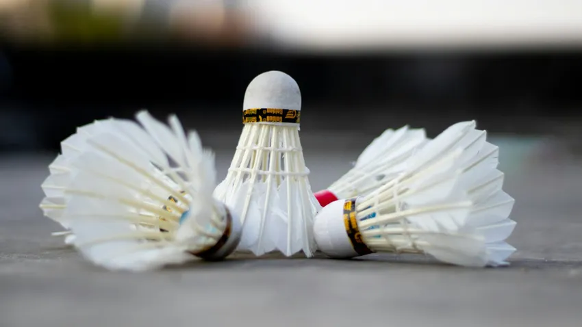 Quả cầu lông tiếng Anh là shuttlecock