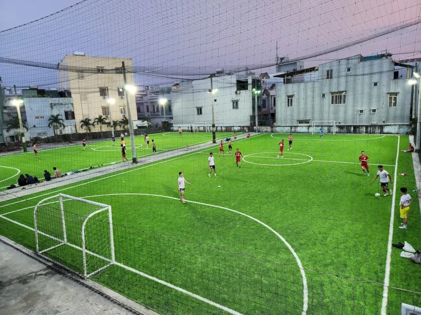 Sân An Phúc 2 được phủ cỏ nhân tạo thế hệ mới.