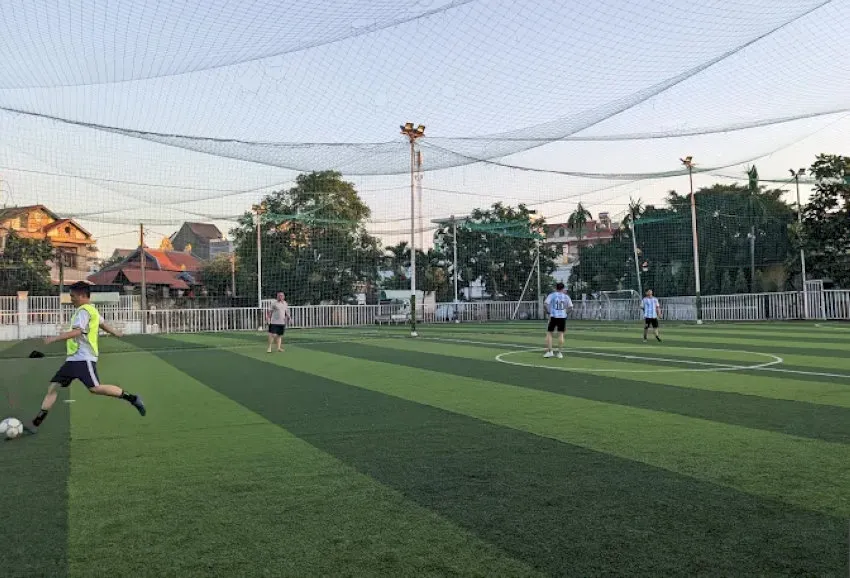 Sân bóng đẹp, chất lượng phù hợp để giao lưu gặp gỡ - Nguồn: Internet