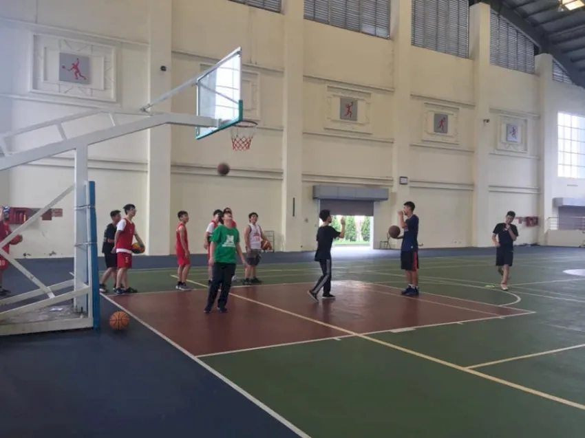 Sân bóng rổ Nhà văn hóa Thanh Xuân thu hút nhiều người chơi