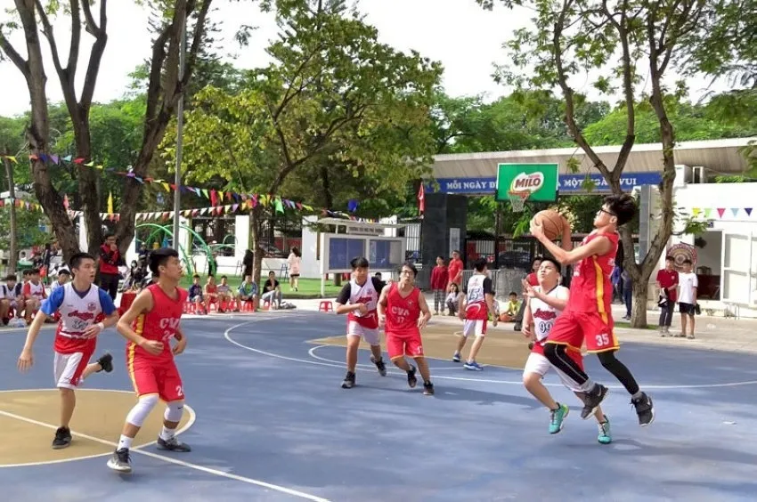 Sân bóng rổ Trường Đại học Khoa học Tự nhiên thu hút các bạn sinh viên trẻ